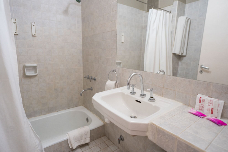 Bathroom 5, Posada del Sol , Capital