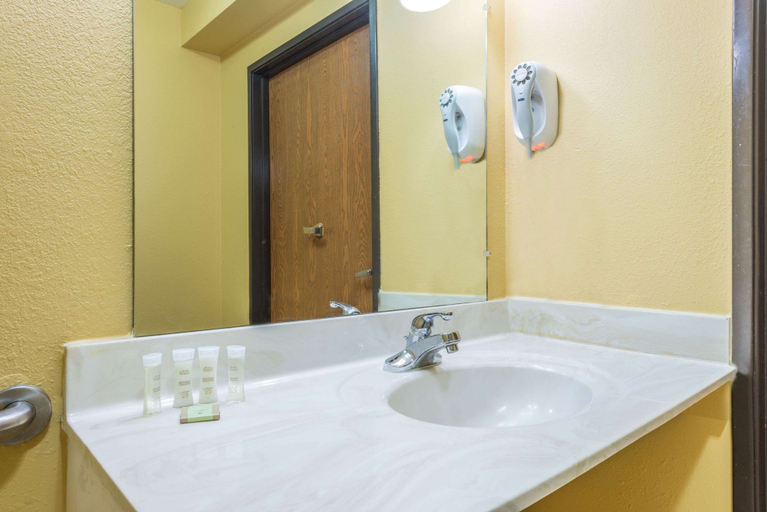 Bathroom 4, Super 8 by Wyndham Troy IL/St. Louis Area, Madison