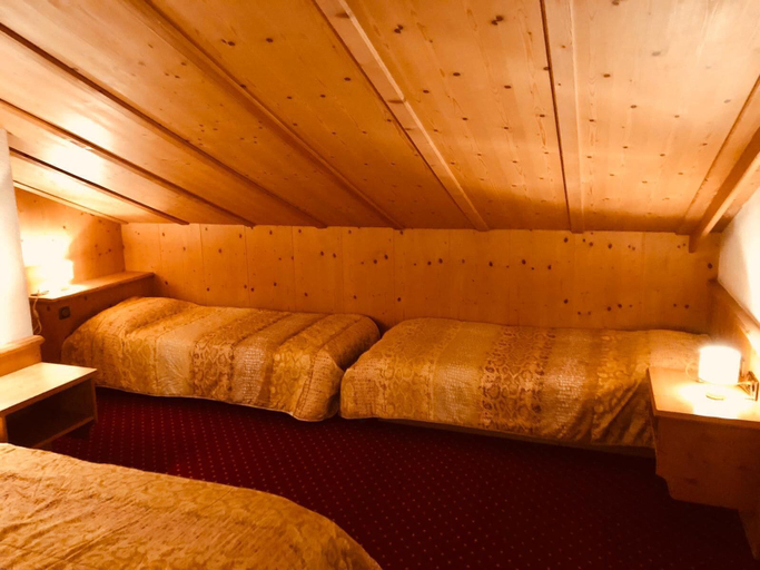 Bedroom 3, Hotel Molino, Belluno