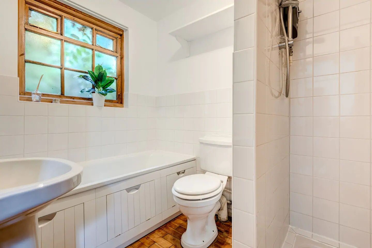 Bathroom, The Writers Retreat, East Sussex