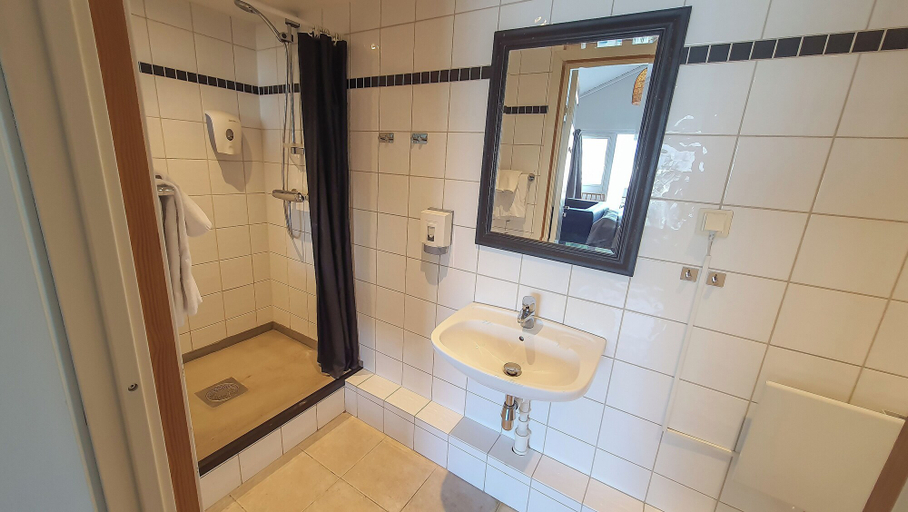 Bathroom 3, Systra Hotel Apartments Sjøholt, Ørskog