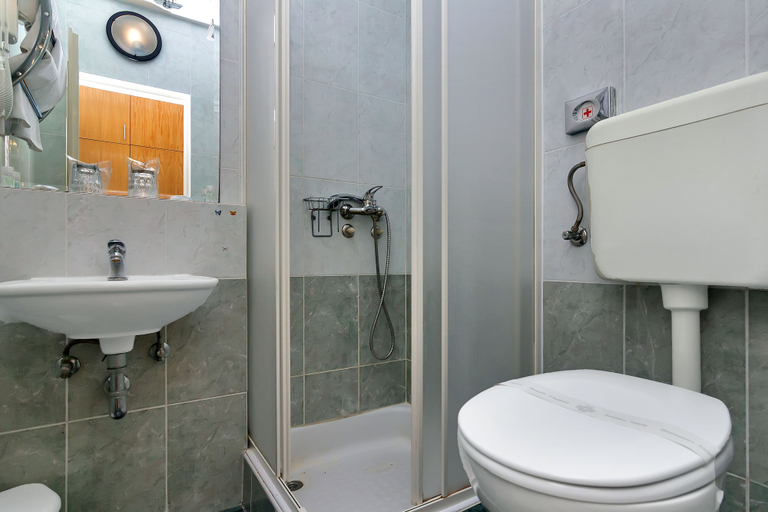 Bathroom 5, Hotel Timun, Jelsa