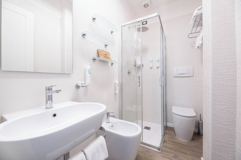 Bathroom 5, Hotel Riva Del Sole, Livorno