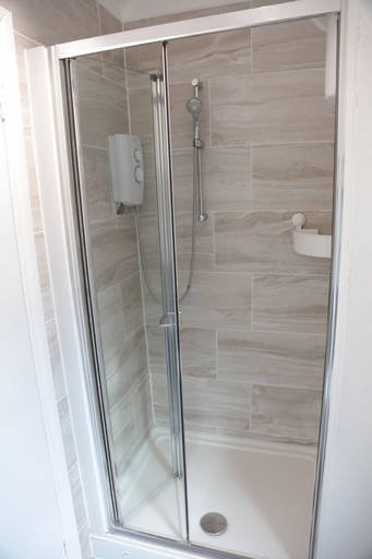 Bathroom 2, Bright Apartment, London