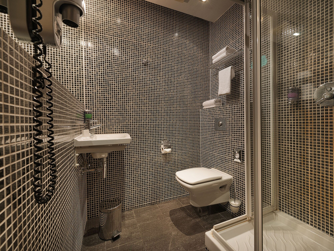 Bathroom 5, EA Hotel Crystal Palace, Praha 1