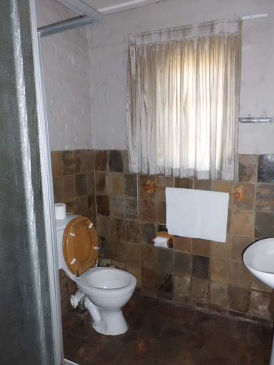 Bathroom 5, Bains Lodge, Mangaung
