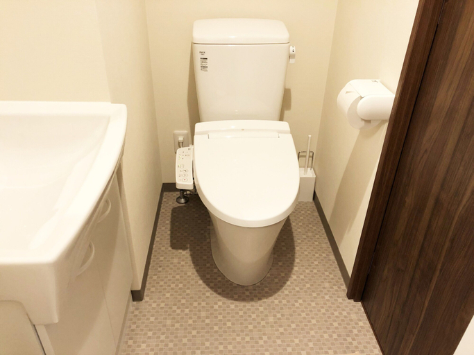 Bathroom 3, At RLiS House Tsutenkaku, Osaka