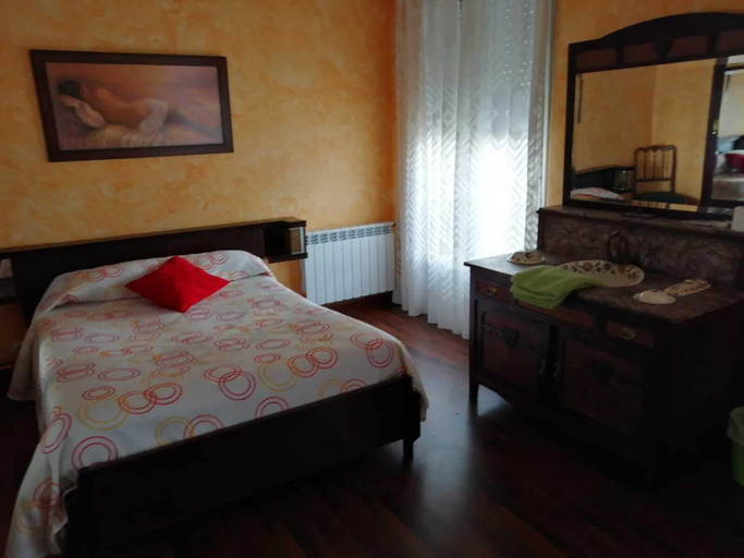 Bedroom 4, Hospedaje Menendez Pelayo, Cantabria