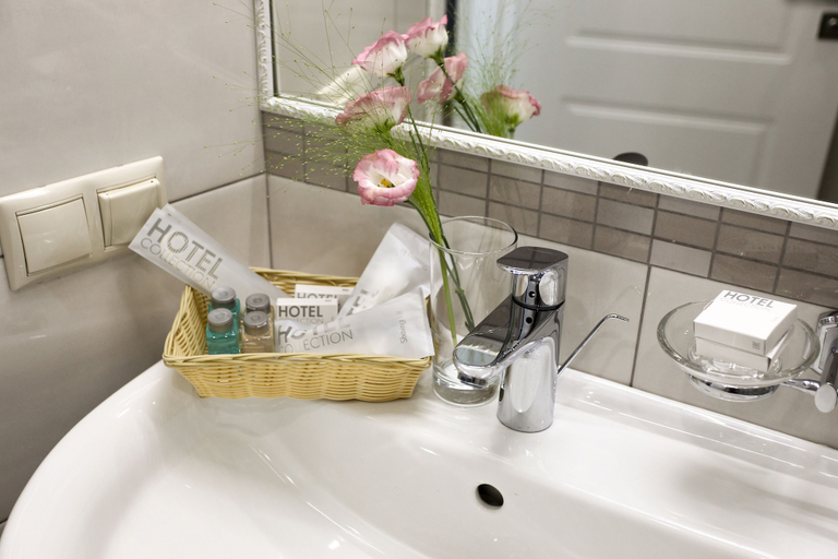 Bathroom 4, Tchaikovsky Hotel, Central
