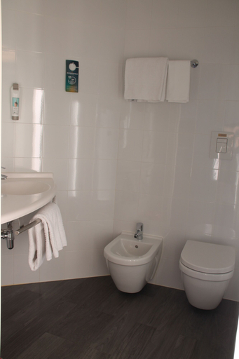 Bathroom 4, ibis Milano Fiera, Milano