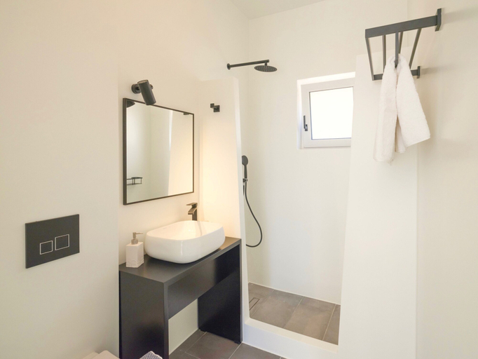 Bathroom, Paradiso I, Crete