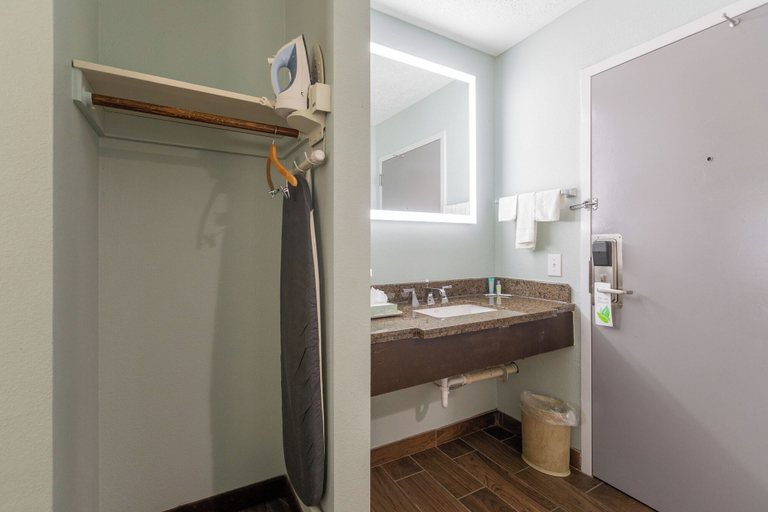 Bathroom 5, Baymont by Wyndham Creedmoor, Granville