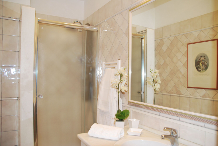 Bathroom 4, Domus Mariae Albergo, Syracuse