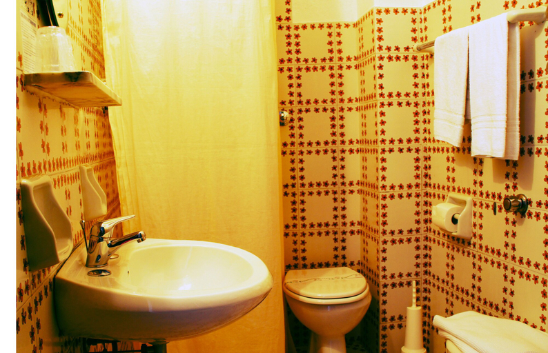 Bathroom 5, Don Pedro Hotel, Napoli
