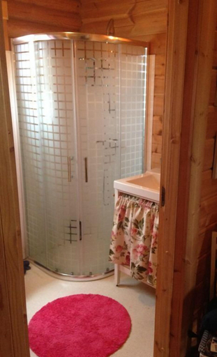 Bathroom shower, Log Cabin at White River, Hraungerðishreppur
