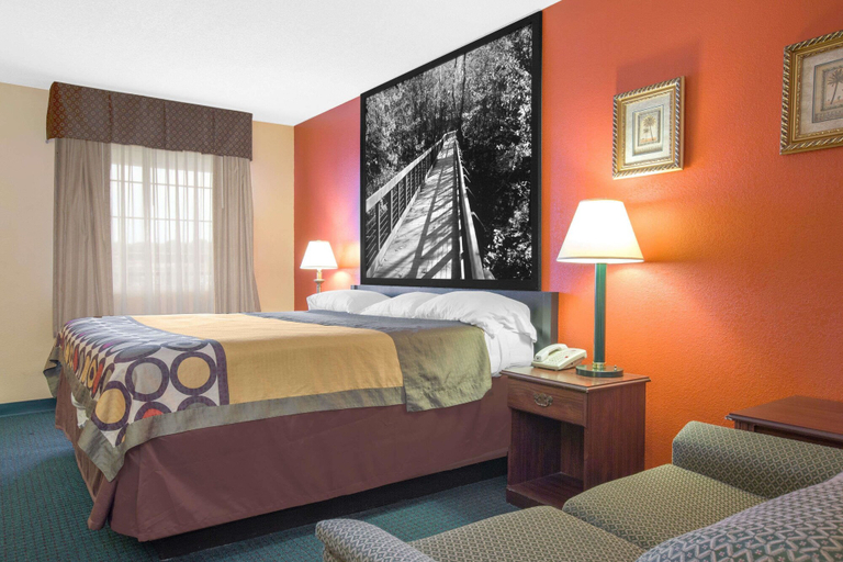 Bedroom 3, Super 8 by Wyndham Talladega AL, Talladega