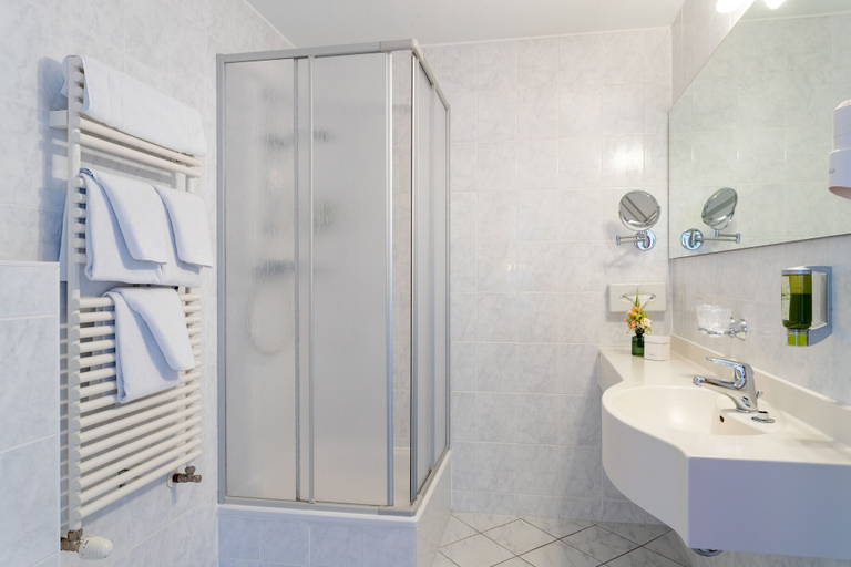 Bathroom 4, Christinenhof Parkhotel, Spree-Neiße