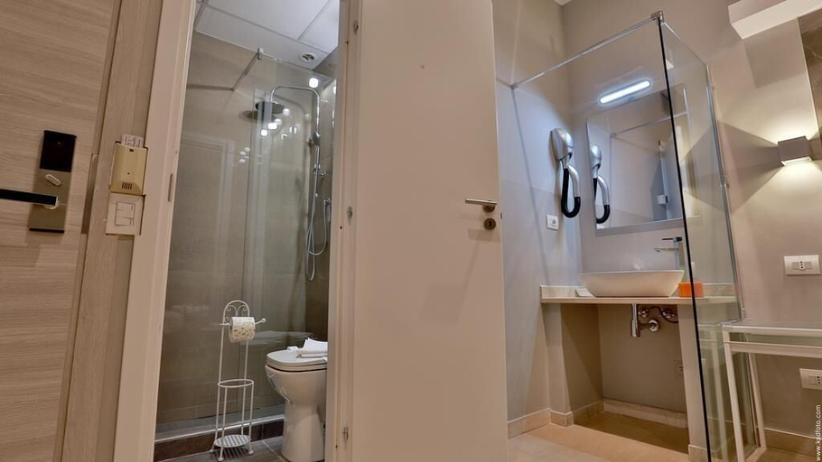 Bathroom, Hotel Pullman Life, Rome