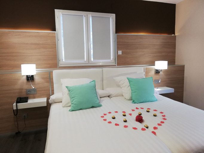 Bedroom 4, Rose des Pyrénées, Aude
