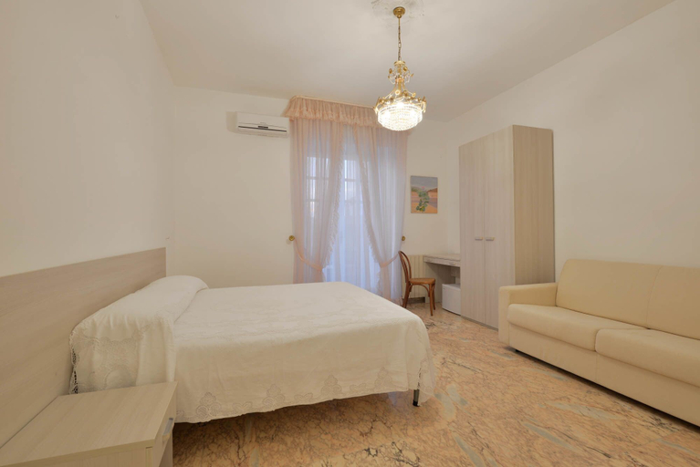 Bedroom 4, Hotel La Marina, Salerno