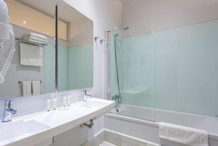 Bathroom 4, Suites Sevilla Plaza Apartamentos, Sevilla