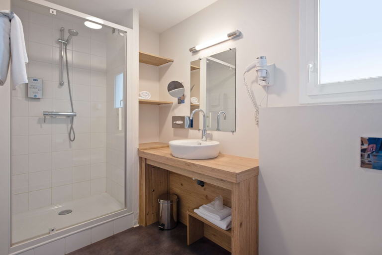 Bathroom 4, Kyriad Vannes Centre Ville, Morbihan