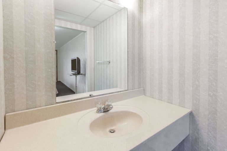 Bathroom 5, Knights Inn Mackinaw City, Emmet