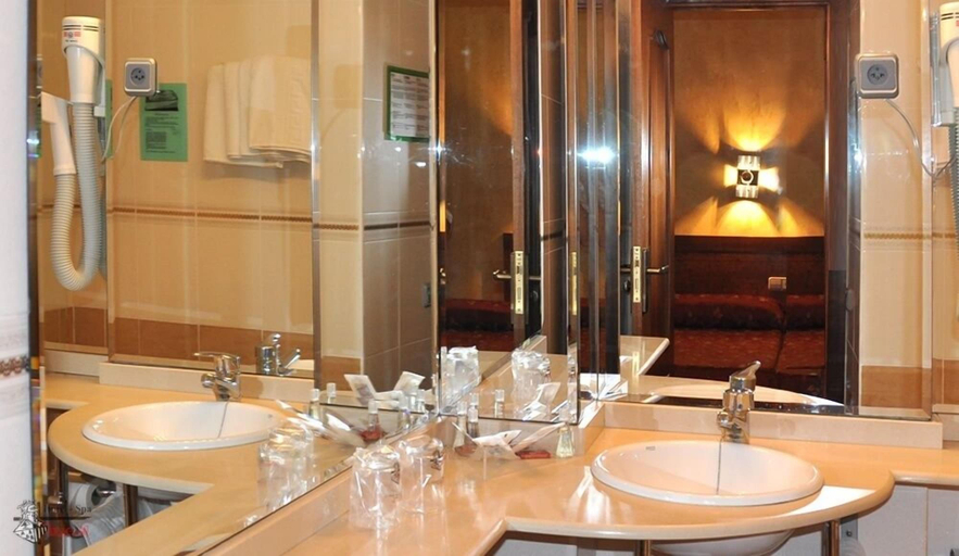 Bathroom 5, Hotel Aragon, Salamanca