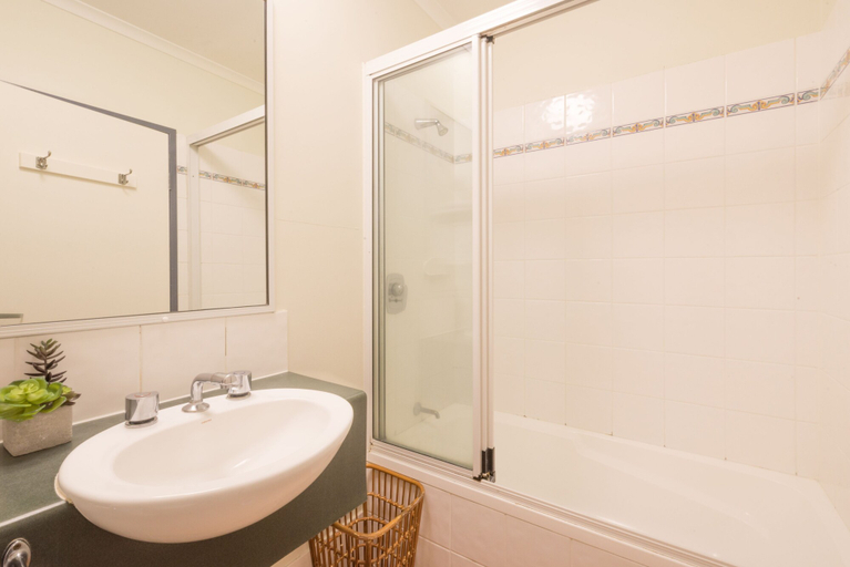 Bathroom 4, Coral Tree Inn, Cairns