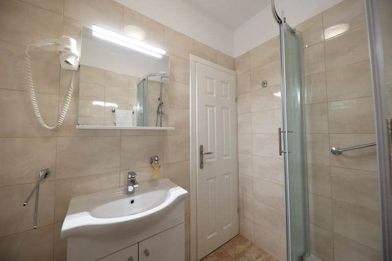 Bathroom 5, Hotel Murter, Murter