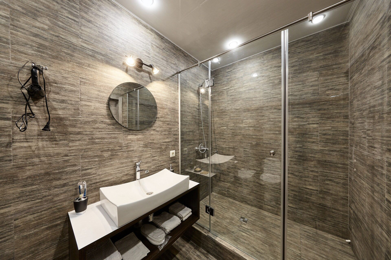 Bathroom 3, Moscotel, Western