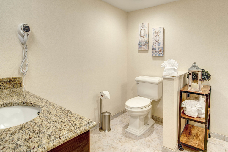 Bathroom 4, Days Hotel by Wyndham Toms River Jersey Shore, Ocean
