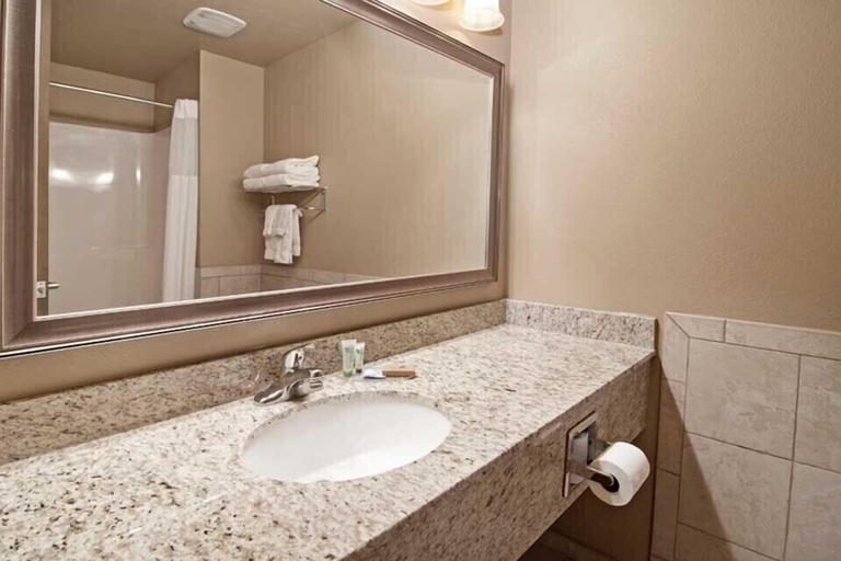Bathroom 5, The Watford, McKenzie