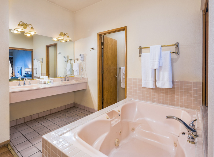 Bathroom 5, The Pines Resort, Madera