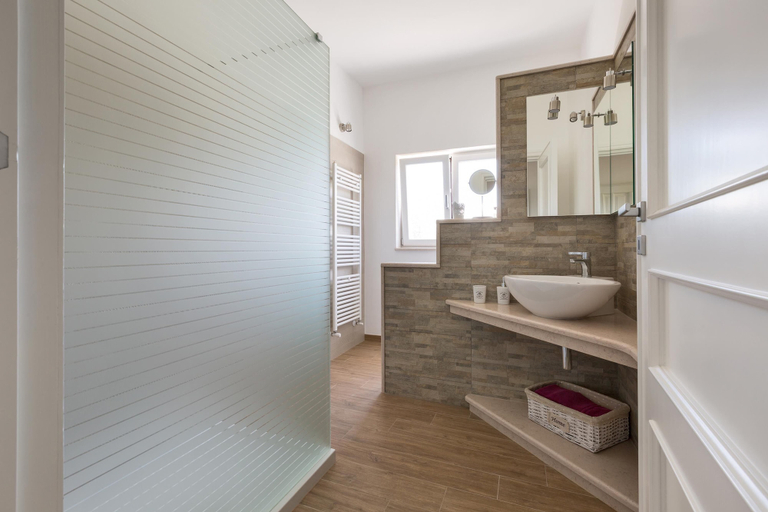 Bathroom 5, Villa Emary, Brindisi
