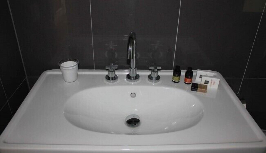 Bathroom 4, Hotel Metropolis, Epirus