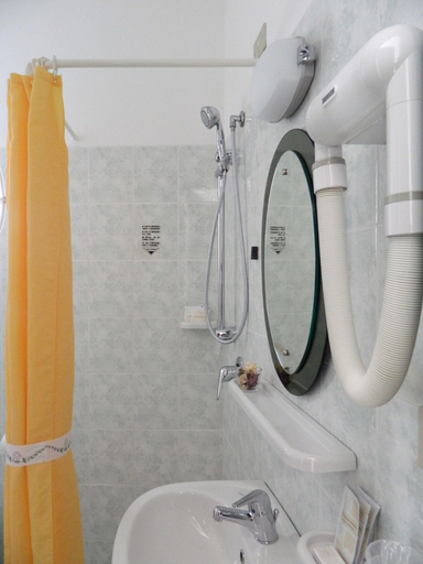 Bathroom 5, Don Pedro Hotel, Napoli