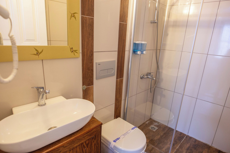 Bathroom 4, Deniz Önü Guesthouse, Ayvalık