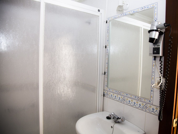 Bathroom 2, Hostal París, Cádiz