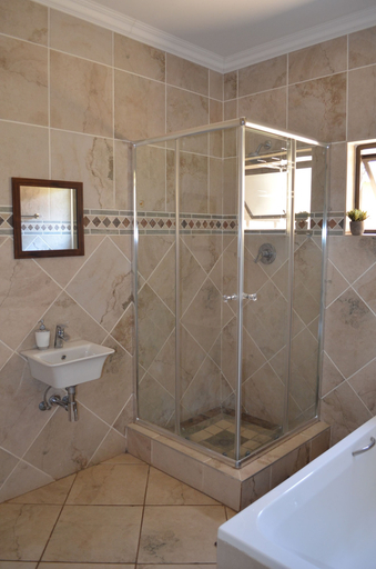 Bathroom 4, Manor Hills Guest Lodge, Bojanala