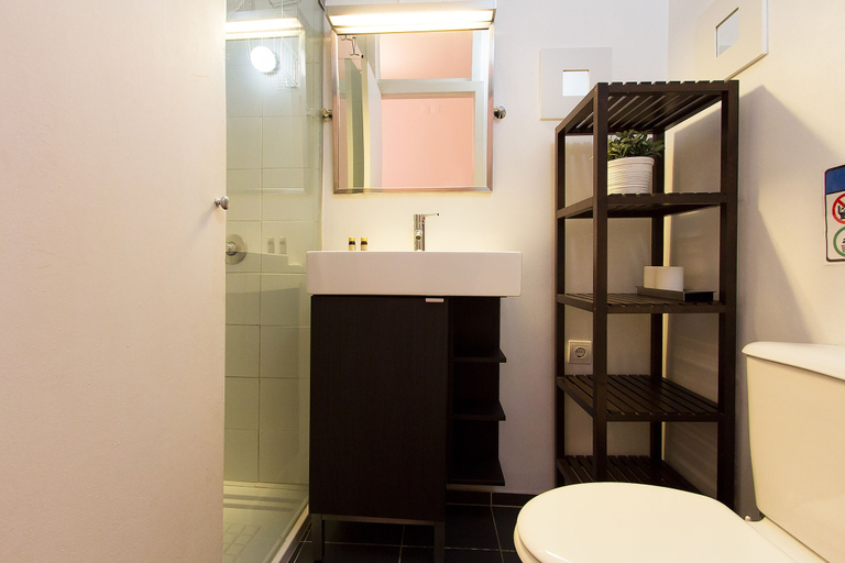 Bathroom 4, Typical Tailor Made Flat in Central Graça, Lisbon