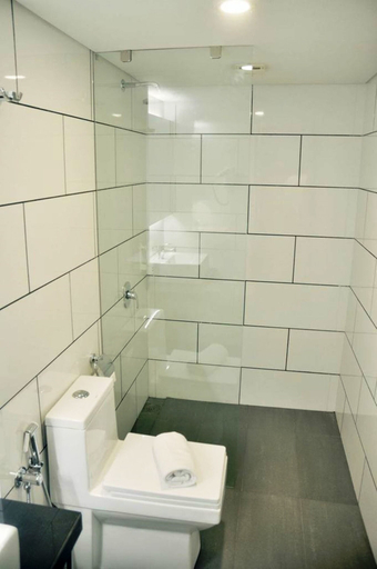 Bathroom 4, Mango Hotels Tune, Ahmedabad, Gandhinagar