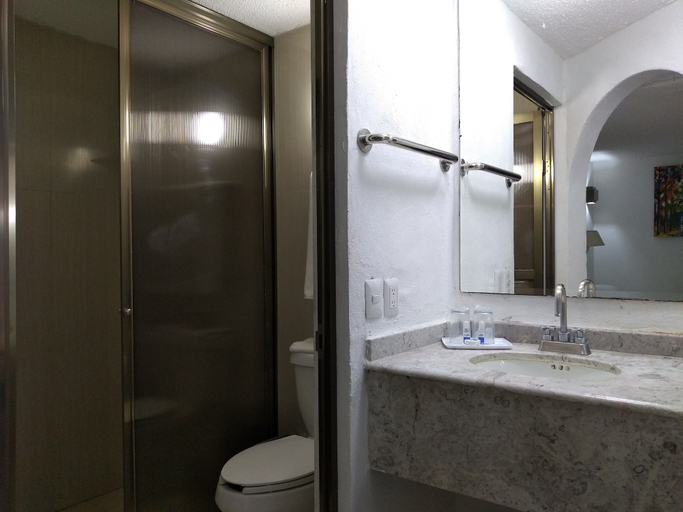 Bathroom 3, Hotel Plaza Caribe, Isla Mujeres