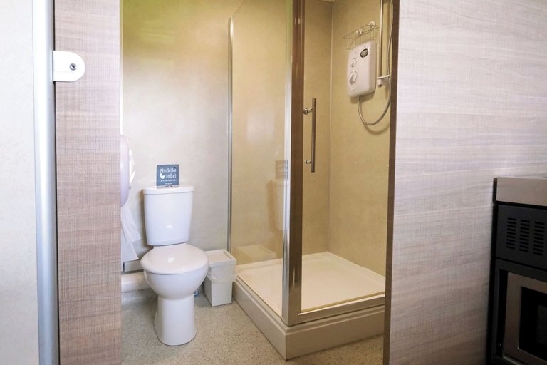 Bathroom 3, Ocean View 8 - 1 Bedroom - Llanrhidian, Swansea