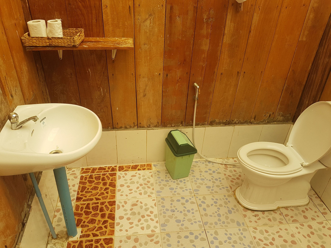 Bathroom, Driftwood Hostel and Bungalows, Sihanoukville
