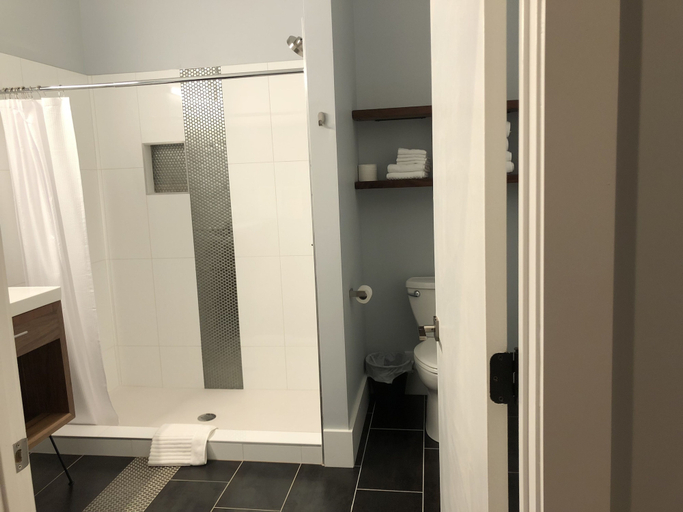 Bathroom 4, The Limelight Inn, Lumpkin