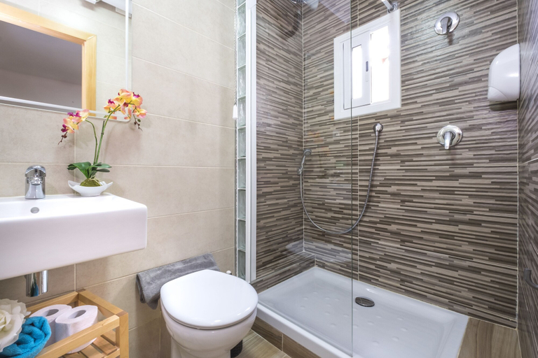 Bathroom, Attic & Terrace BBQ Park Güell BCN Metro, Barcelona