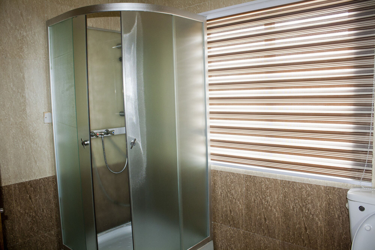 Bathroom 4, Quest Lodge, Tema