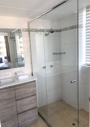 Bathroom 3, Oceania Beachside Holiday Apartments, Gold Coast