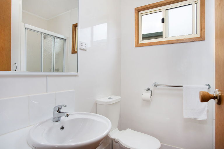 Bathroom 4, Lake Hamilton Motor Village & Caravan Park, S. Grampians - Hamilton